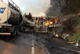 Acidente com ônibus deixa 20 mortos e vários feridos no Paraná