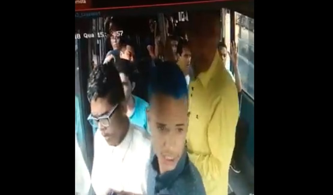VÍDEO: Homens armados assaltam passageiros de transporte complementar