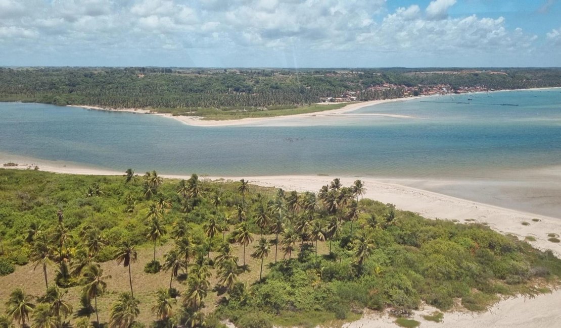 IMA sobrevoa praias do Litoral Norte para tentar identificar novos pontos de maré vermelha