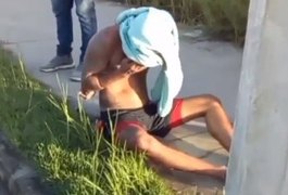 VÍDEO: Assaltante tenta roubar pessoas em ponto de ônibus e acaba sendo amarrado e espancado em Maceió