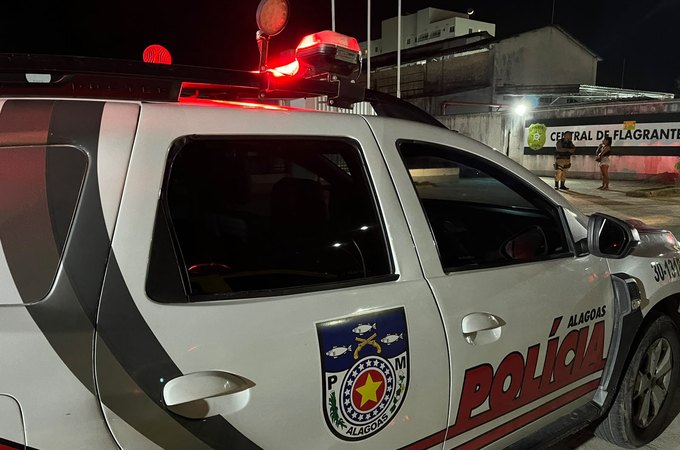 Homem é detido por populares e preso após furtar loja no Centro de Maceió
