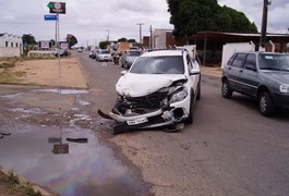 Dois veículos se envolvem em um acidente na Rodovia AL-110 em Arapiraca