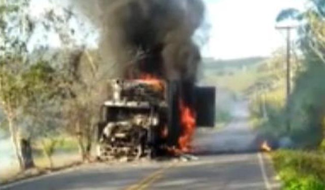 Vídeo. Caminhão com madeira pega fogo dois dias seguidos no interior de Alagoas