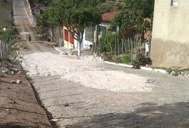 Prefeitura coloca piçarra sobre calçamento em Olho D’água Grande