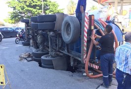 Asfalto cede, caminhão tomba e uma pessoa fica ferida na Ponta Verde, em Maceió