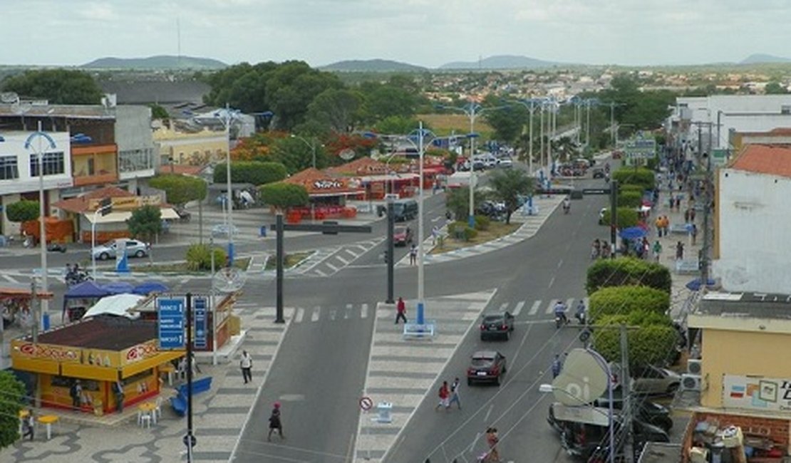 Criminosos invadem residência de político e fazem reféns no Sertão do estado