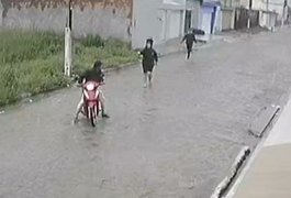 VÍDEO: Dupla se atrapalha e assaltante foge em moto sem perceber vítima na garupa em Arapiraca