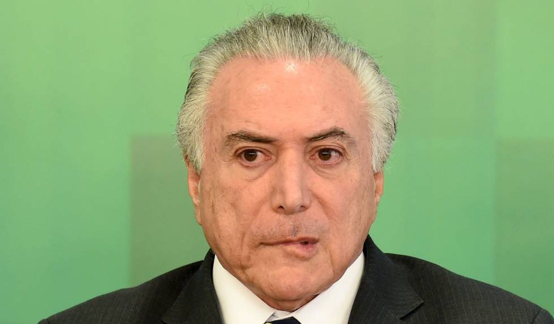 OAB entrega pedido de impeachment de Temer