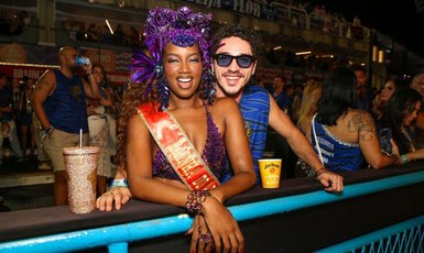 Iza assume namoro com ator João Vitor Silva no Carnaval do Rio de Janeiro