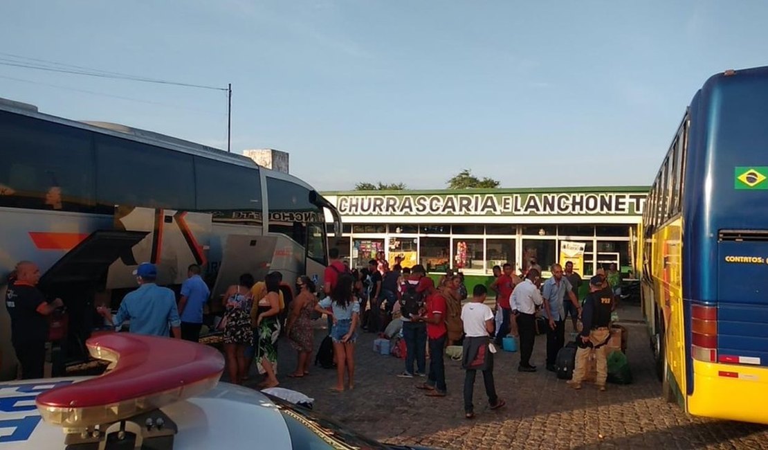 PRF apreende dois ônibus interestaduais clandestinos, em São Sebastião