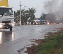 Manifestantes fecham rodovia pedindo abastecimento de água no Residencial Agreste