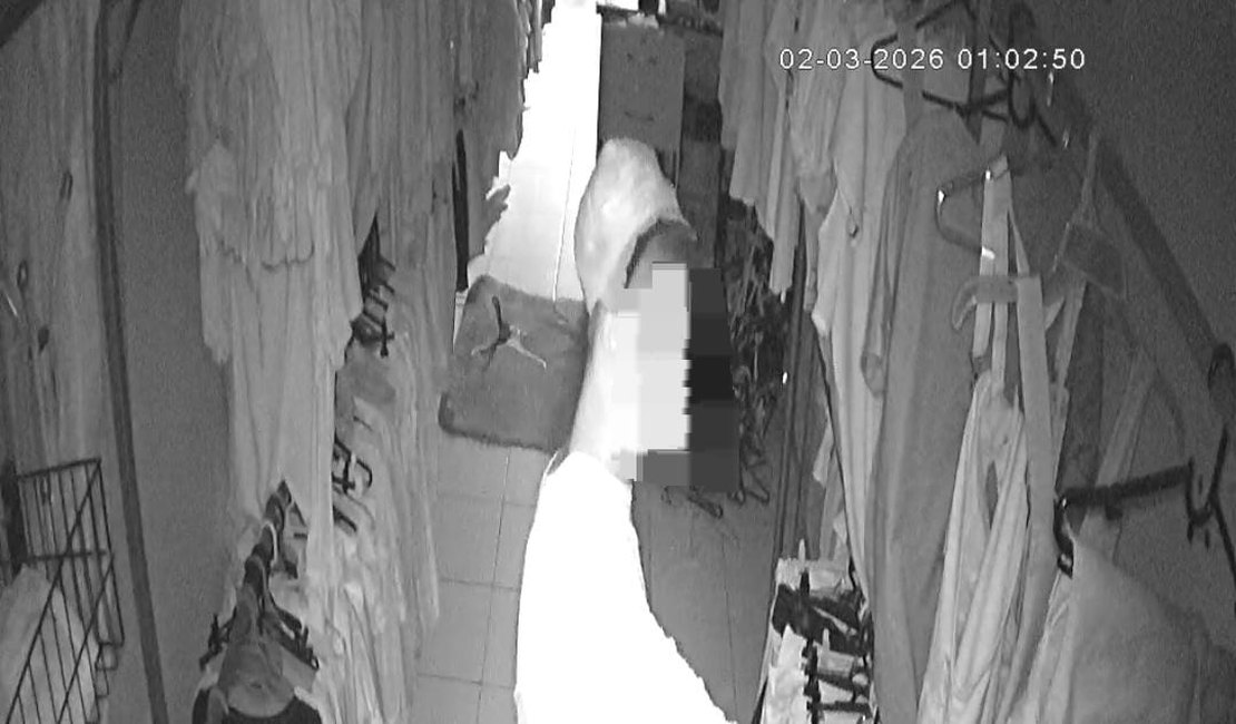 Homens invadem e furtam loja de roupas durante a madrugada em Arapiraca; assista