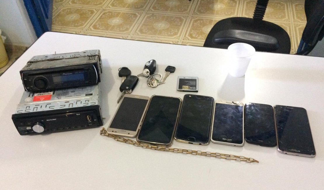 Quatro são presos e menor apreendido após polícia rastrear celular roubado, em Arapiraca