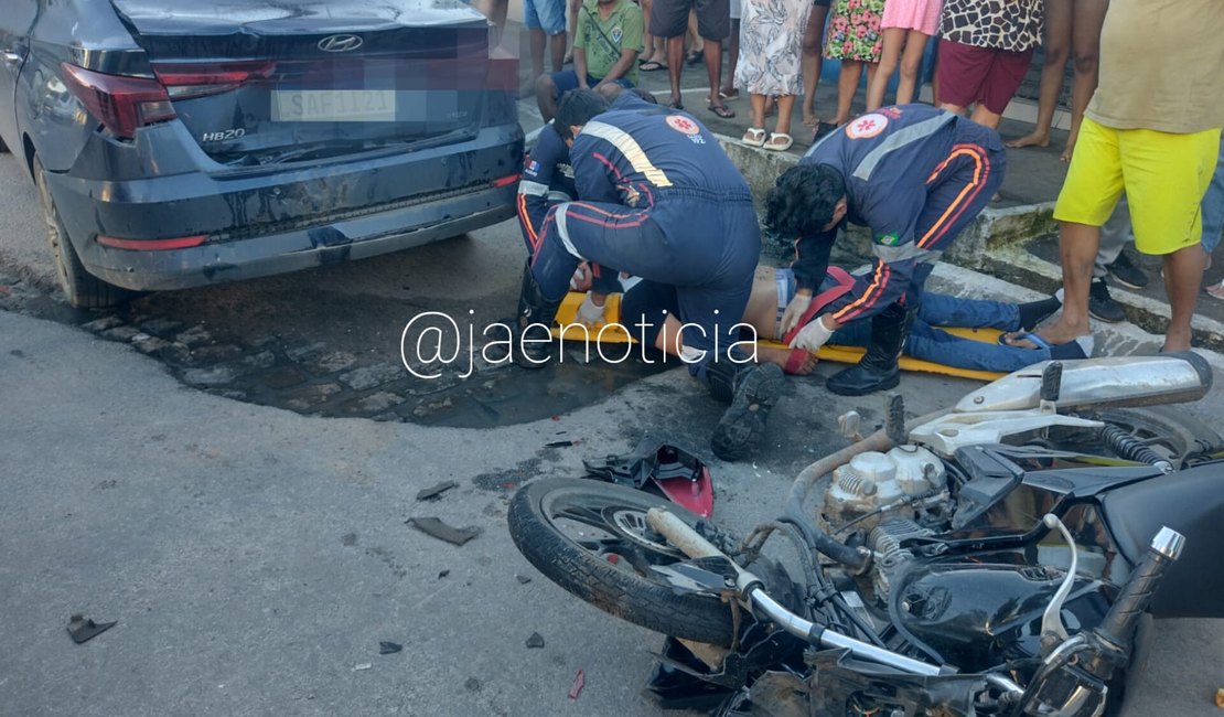 Motociclista fica em estado grave ao atingir traseira de carro em frente a padaria, em Arapiraca