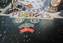 Homem é preso após PM encontrar arma em bolsa no quintal de residência, no Agreste