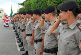 Menino de 1 ano e 4 meses se engasga e é salvo por PMs em Maceió