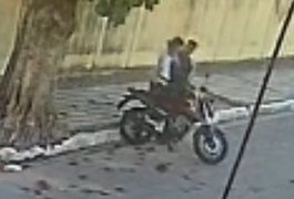 Vídeo mostra homem sendo assaltado e agredido em plena luz do dia em Arapiraca