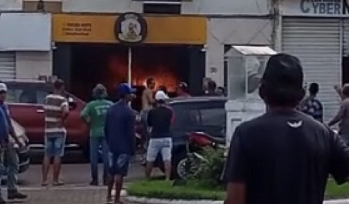 Vídeo. Incêndio atinge estabelecimento comercial e assusta populares, em Craíbas