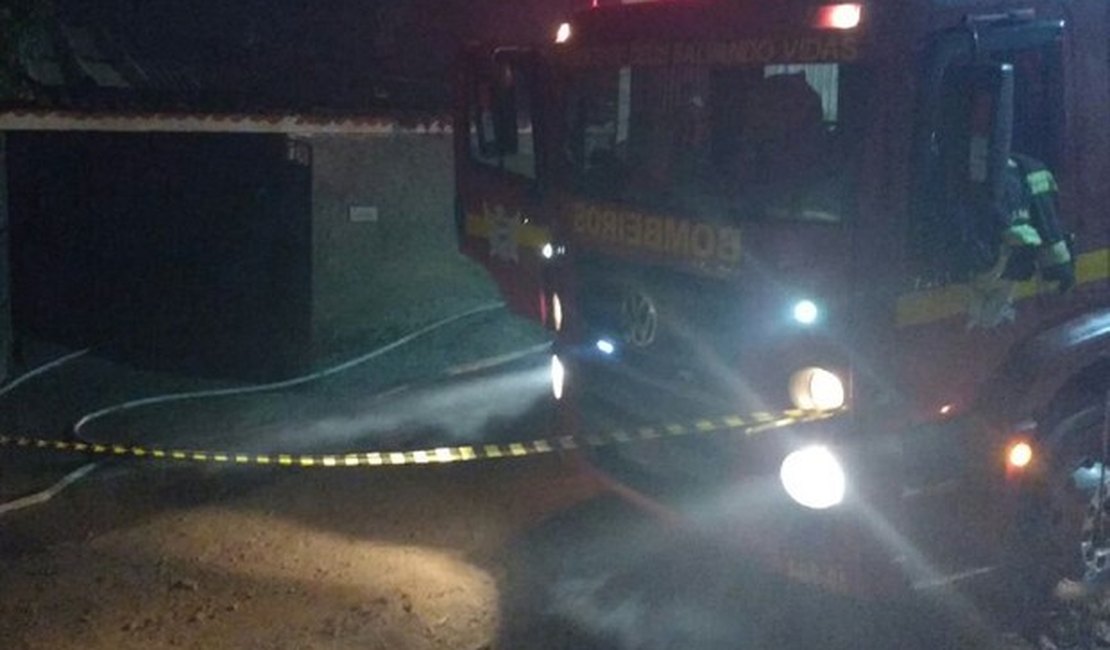 Fogo em vegetação avança sobre casas e provoca destruição no Sítio São Jorge