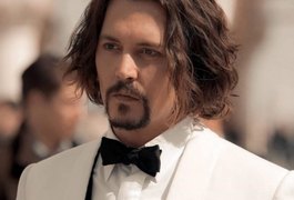 Johnny Depp diz que escreveu mensagens na parede com sangue de dedo decepado