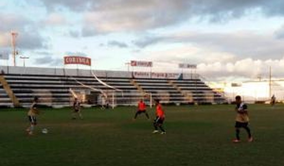 Elenco profissional do alvinegro vence o jogo-treino contra o sub-20 pelo placar de 2 a 0