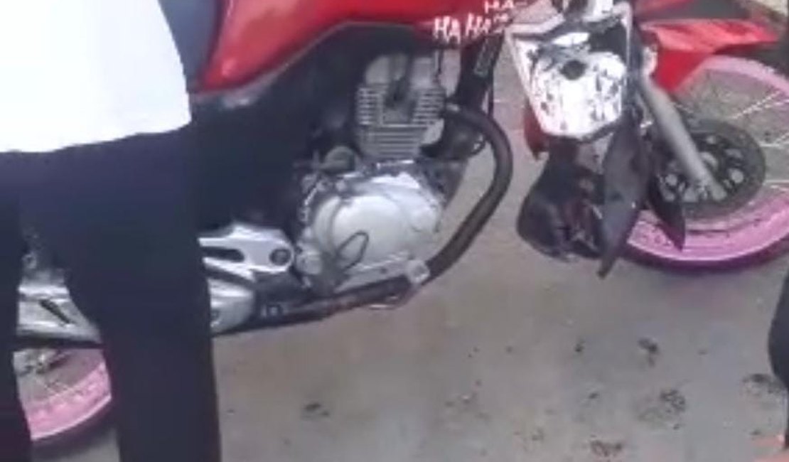 Vídeo. Homens saem ilesos após moto ser atingida por caminhão baú, em Arapiraca