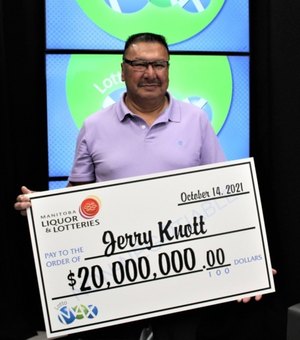 Homem encontra bilhete de loteria premiado, três meses depois, e acaba milionário