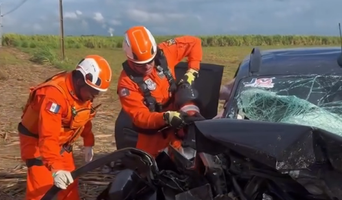 Cinco pessoas ficam presas às ferragens e são socorridas após colisão na AL-101 Sul