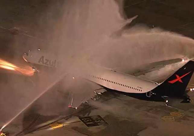VÍDEO: Avião da Seleção é 'batizado' antes de viagem para a Copa do Mundo