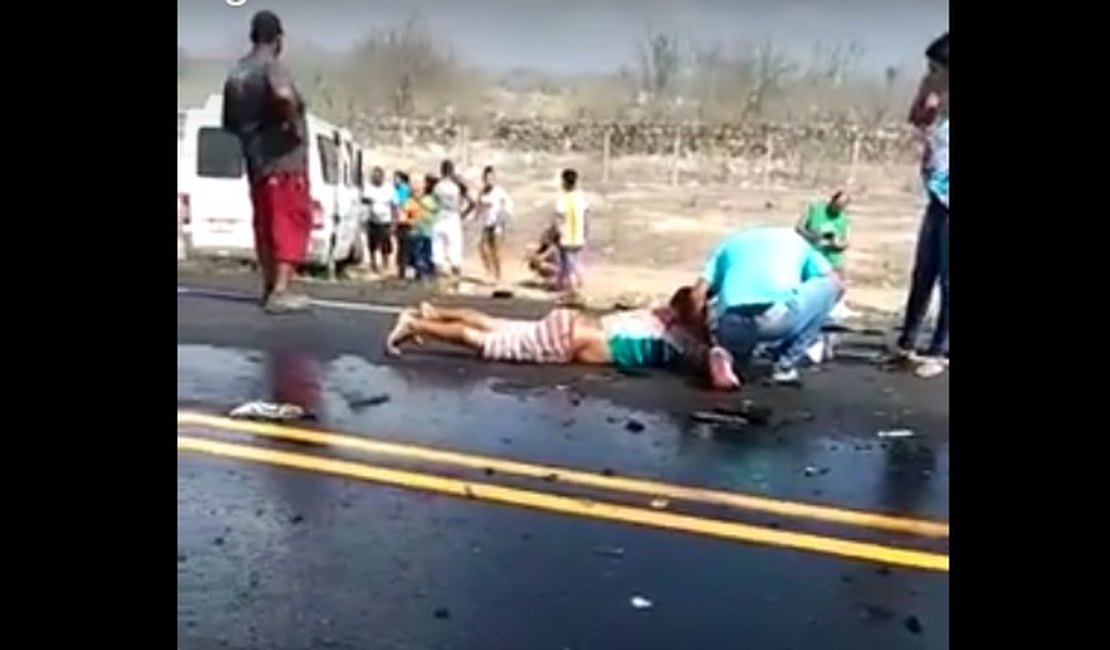 VÍDEO: Colisão entre van e carreta deixa preso às ferragens em Delmiro Gouveia