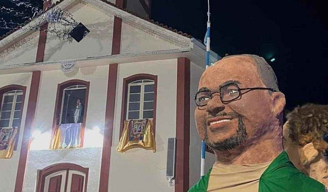 Artista faz boneco gigante de padre e é excomungada no interior de Minas Gerais