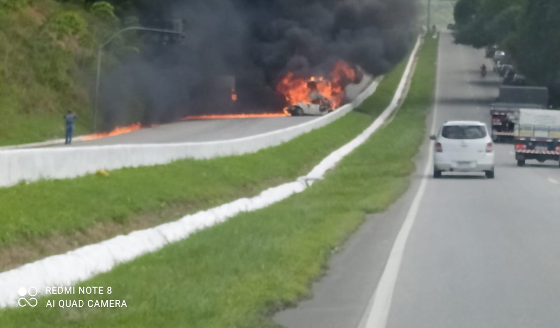 Grave acidente envolvendo 15 veículos deixa feridos e carros incendiados em rodovia pernambucana