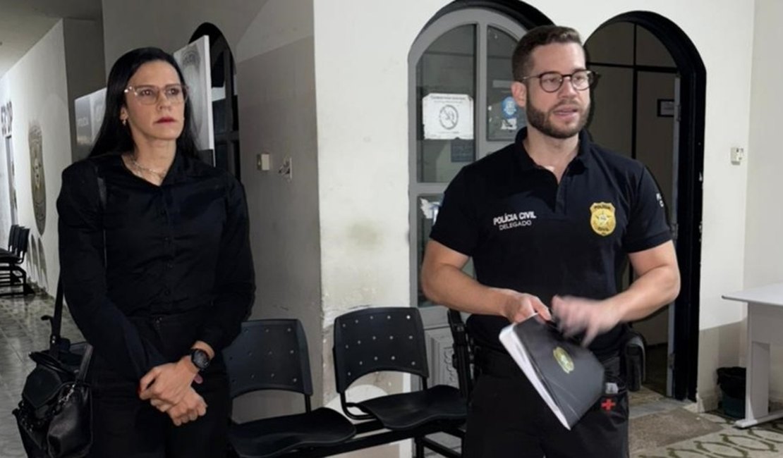 Suspeito de armazenar material pornográfico infantojuvenil joga celular em bacia com água durante cumprimento de mandado em Arapiraca
