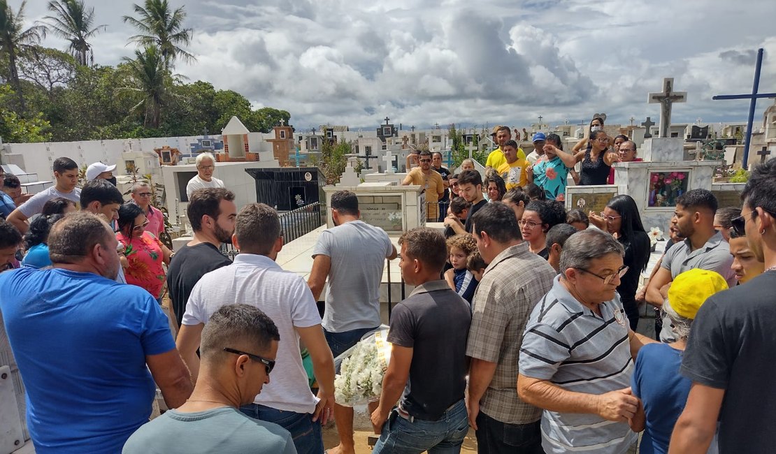 Grande número de pessoas acompanha sepultamento de professora que morreu em acidente entre moto e carretas em Arapiraca