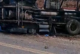 Caminhão que transportava carga de água mineral tomba em São Luís do Quitunde e motorista é socorrido