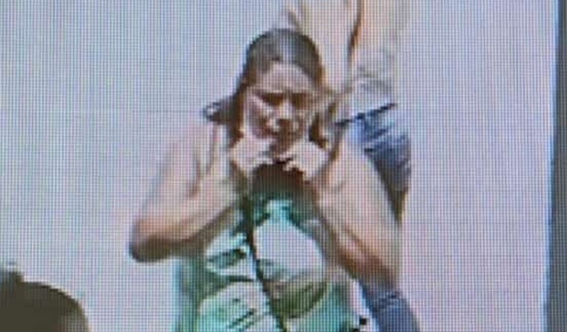 Vídeo. Mulher é flagrada furtando celular na bolsa de vítima em loja de Arapiraca