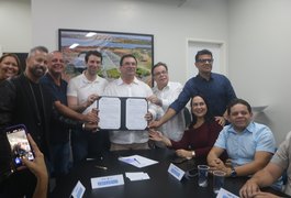 Luciano Barbosa e Daniel Barbosa entregam veículos e anunciam novas creches e escola em tempo integral no município