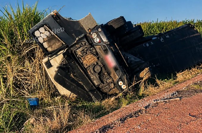 Motorista fica ferido após carreta com vasilhames vazios tombar em São Miguel dos Campos