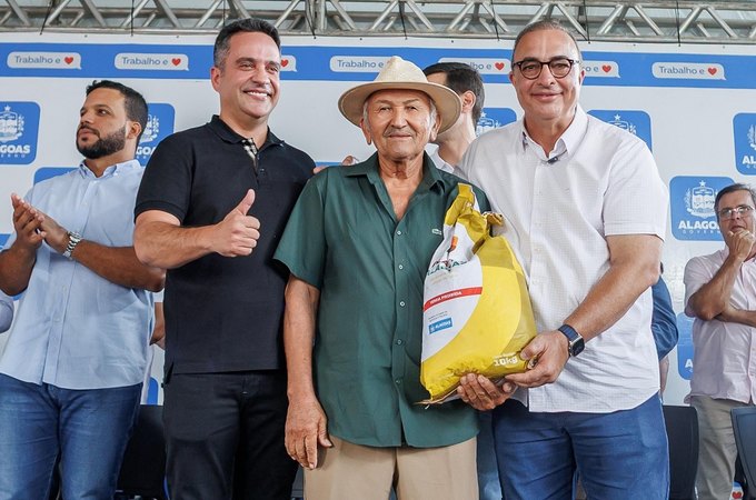 Paulo Dantas entrega sementes e pavimentação urbana em Dois Riachos