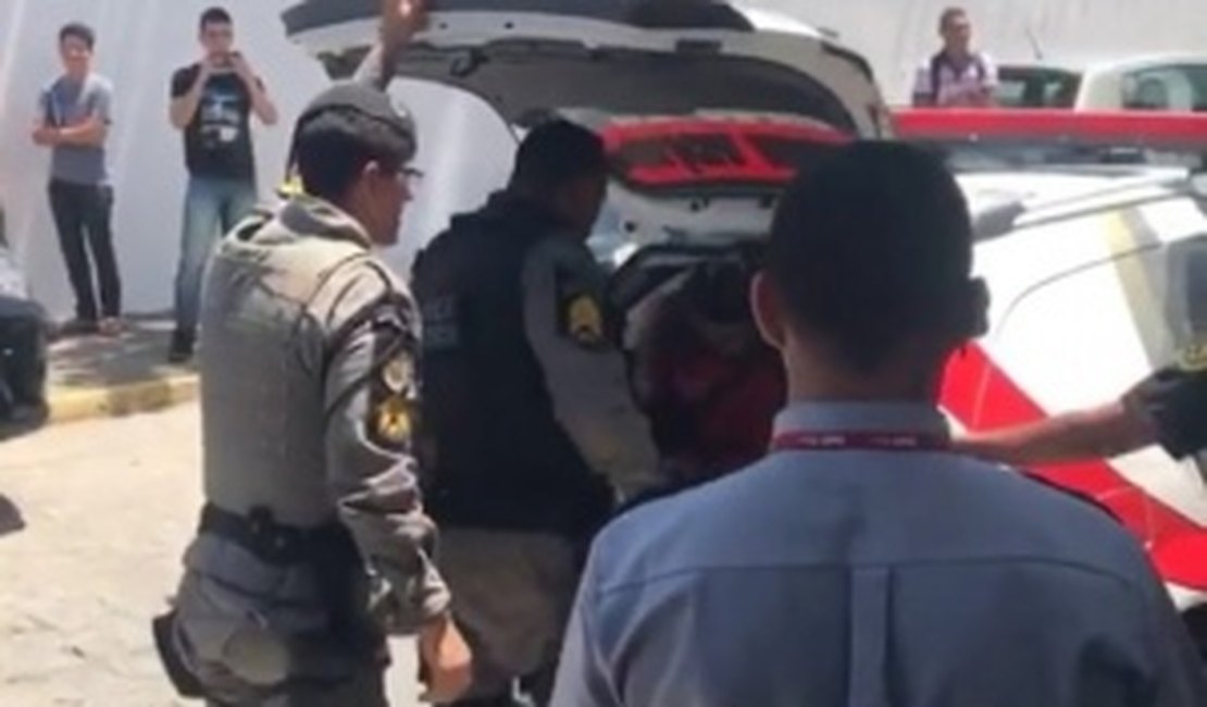 Mulher é agredida pelo marido em estacionamento de faculdade em Maceió