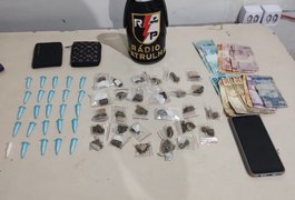 Movimentação estranha é denunciada e dupla é presa por tráfico de drogas no bairro Canafístula