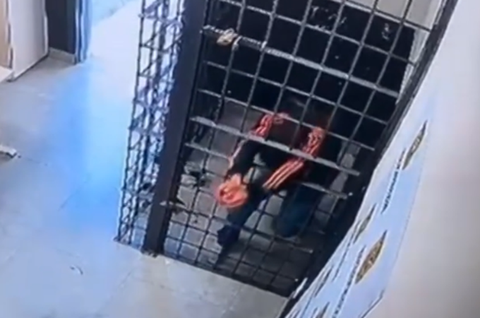 Preso passa por buraco em grade de cela e foge de delegacia em Florianópolis