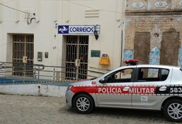 Bando assalta Correios, faz reféns e rouba viatura da PM na Paraíba