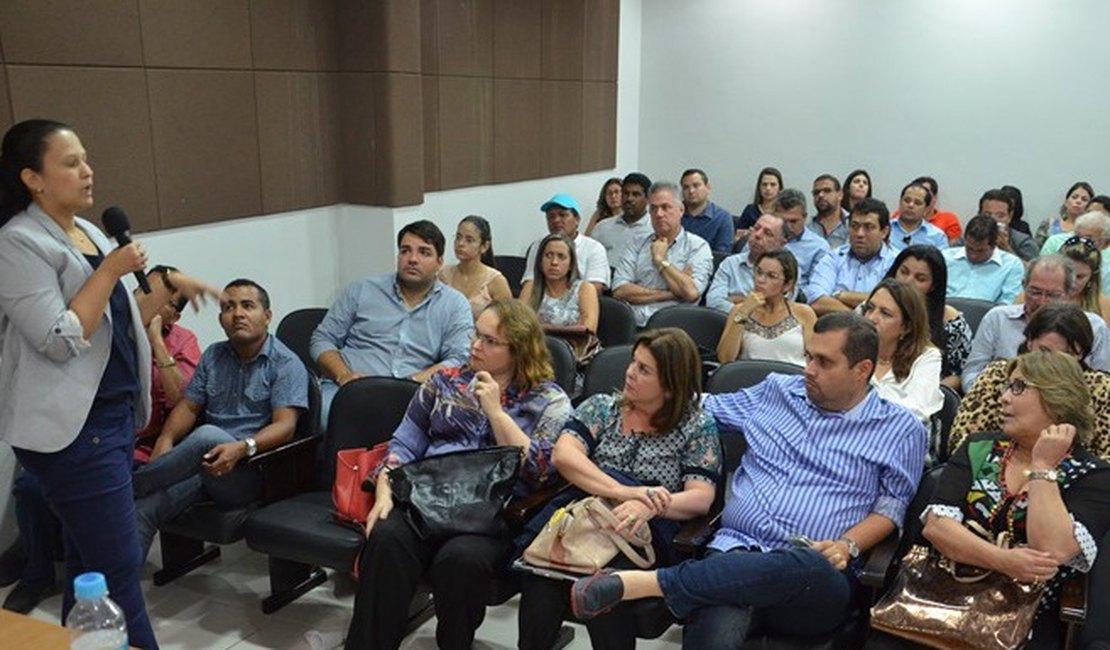 Prefeita Célia debate estratégias contra dengue em reunião na AMA