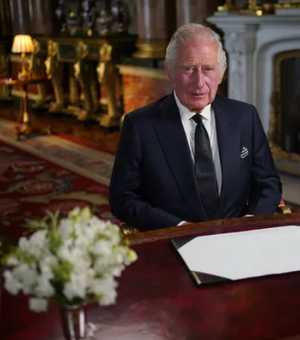 Charles III faz o primeiro discurso como rei e renova promessa de servir feita por Elizabeth II