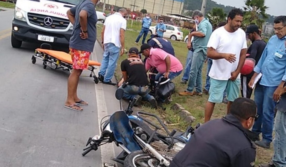 Colisão de motocicleta em carro deixa duas pessoas feridas na BR-101, em São Miguel dos Campos