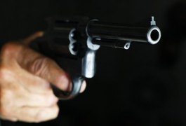 Família é trancada no banheiro enquanto jovem é morto a tiros dentro de casa, em Rio Largo