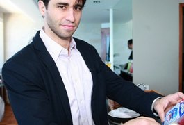 Atriz de 22 anos admite que esfaqueou médico de famosos