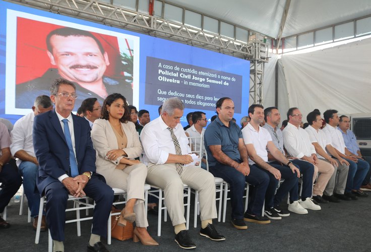 Paulo Dantas e Luciano Barbosa entregam nova Casa de Custódia de Arapiraca e 5km de ruas pavimentadas