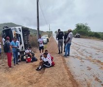 Micro-ônibus com equipe de futebol sub-15 tomba e deixa feridos em São José da Tapera